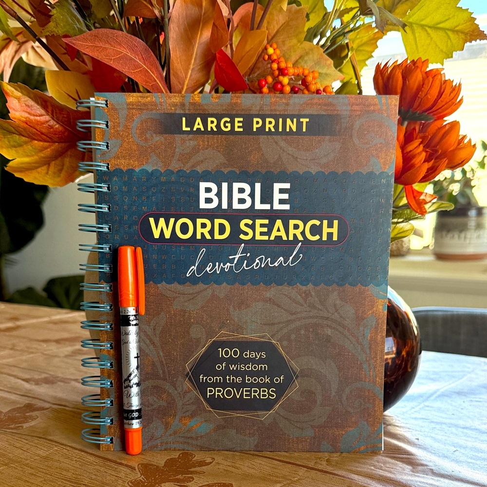 ✨NWT Bible Word Search w/Highlighter Included🤎